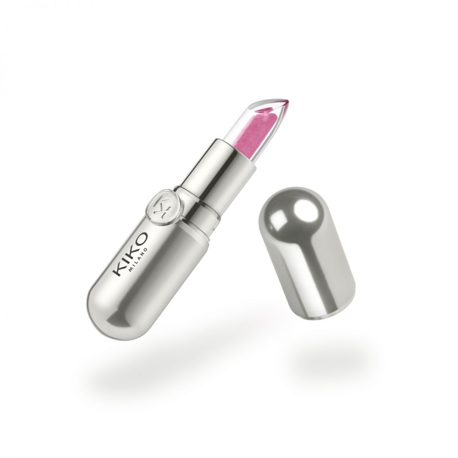 Nourishing lip balm with a brilliant oily core